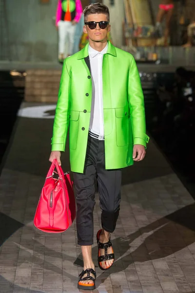 Look 19